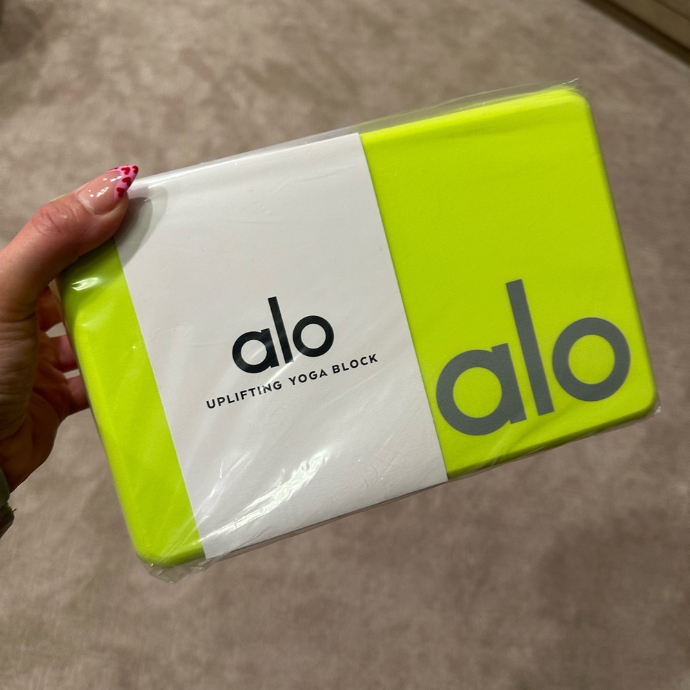ALO Yoga Neon Yellow Uplifting Block highlighter/silver new! Limited edition!